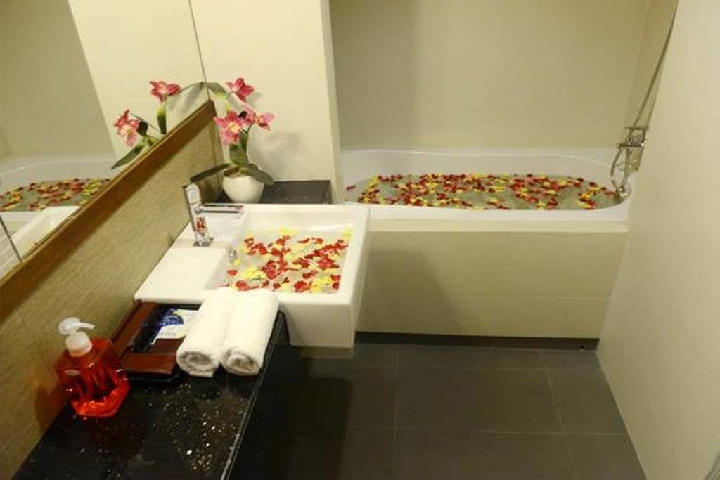 Green Paradise Hotel Rangoon Buitenkant foto